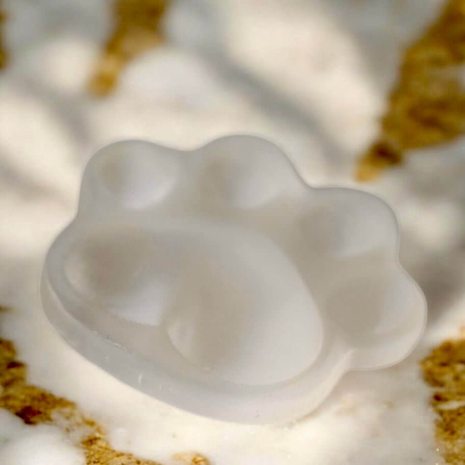 Sanfte Pfote aus Selenit – Kristallobjekt für Harmonie und Ausgeglichenheit