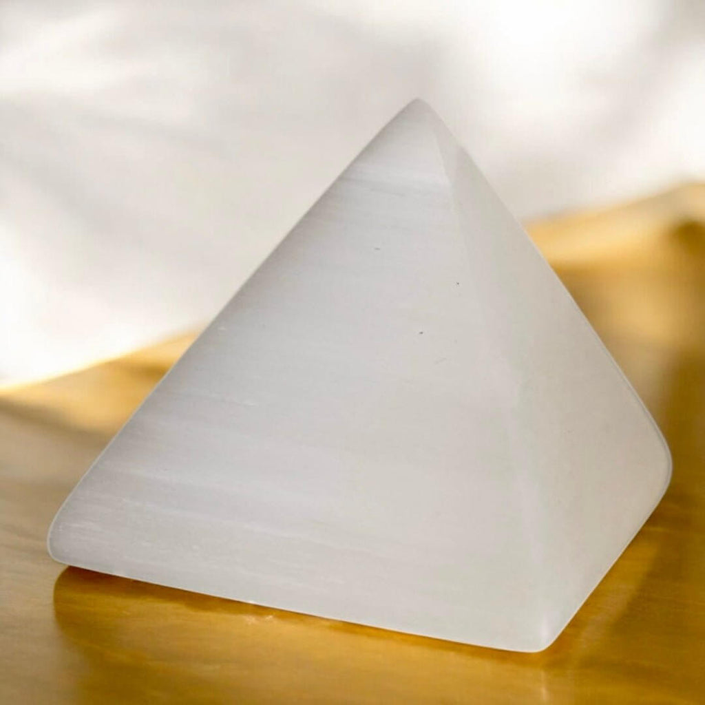 Pyramide aus Selenit – Ausdrucksstarkes Kristallobjekt für Wohn- und Meditationsräume