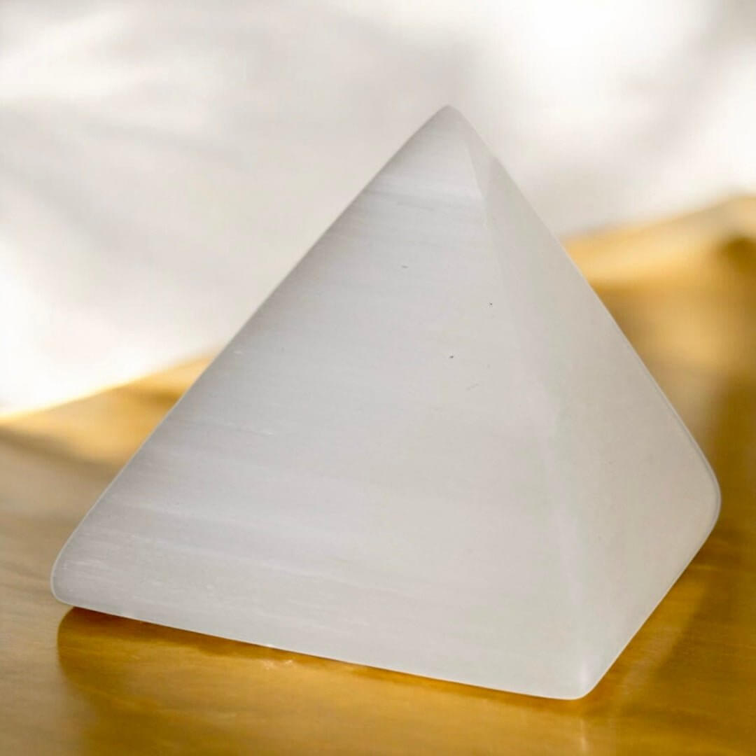 Pyramide aus Selenit – Ausdrucksstarkes Kristallobjekt für Wohn- und Meditationsräume
