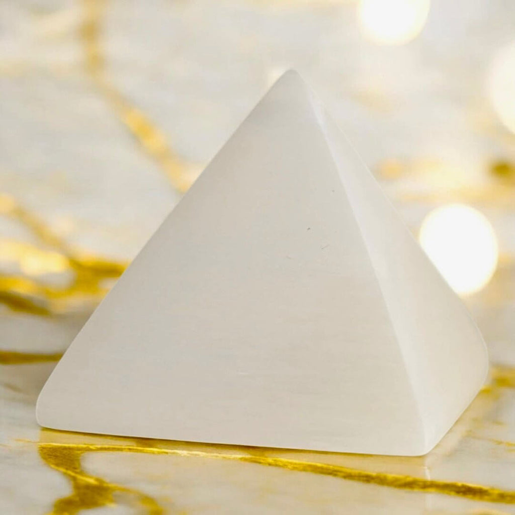 Pyramide aus Selenit – Ausdrucksstarkes Kristallobjekt für Wohn- und Meditationsräume