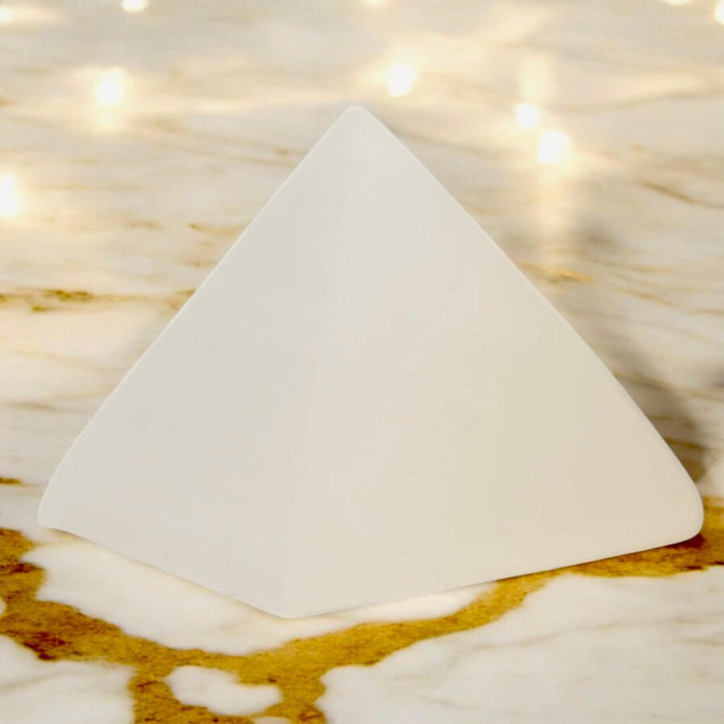 Pyramide aus Selenit – Ausdrucksstarkes Kristallobjekt für Wohn- und Meditationsräume