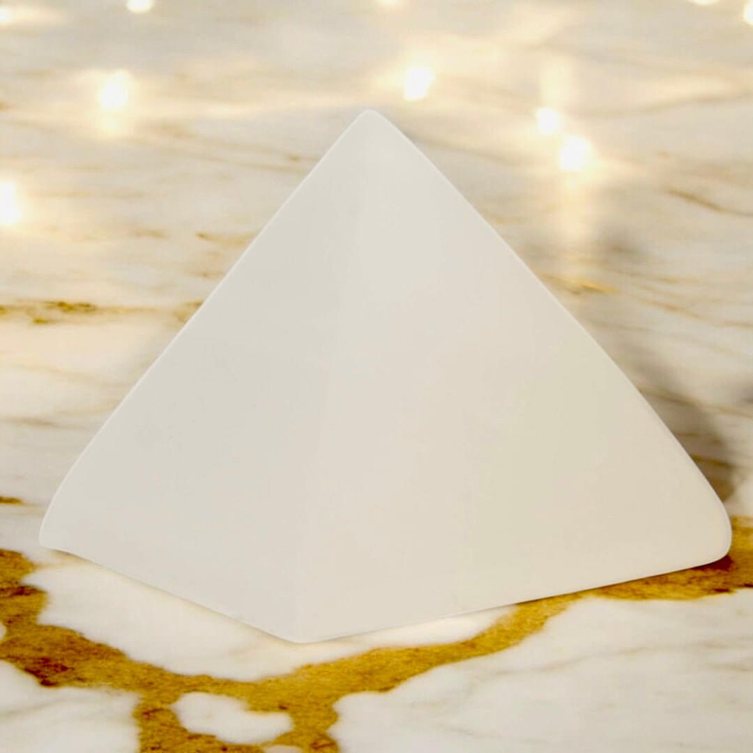 Pyramide aus Selenit – Ausdrucksstarkes Kristallobjekt für Wohn- und Meditationsräume