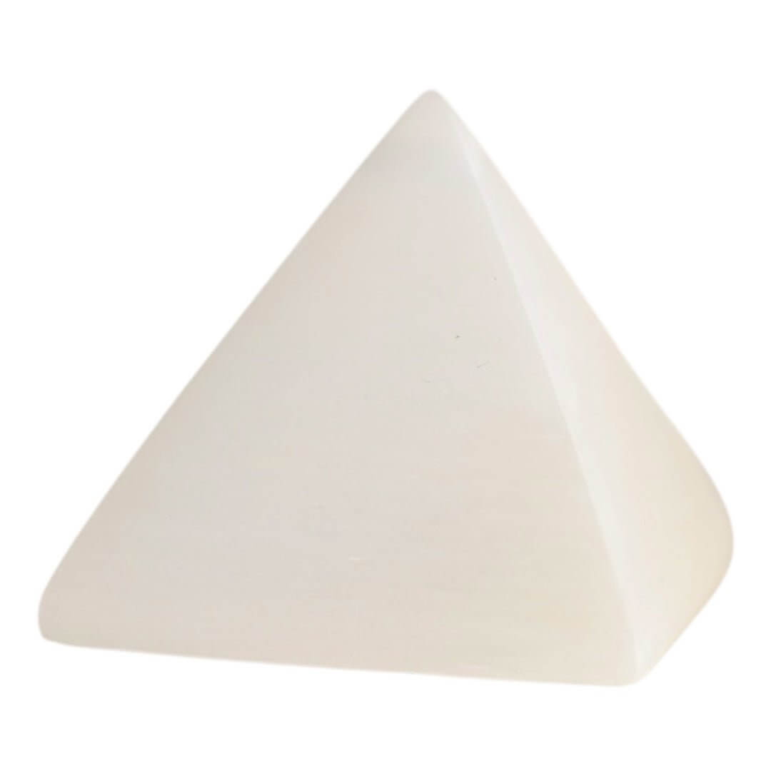 Pyramide aus Selenit – Ausdrucksstarkes Kristallobjekt für Wohn- und Meditationsräume