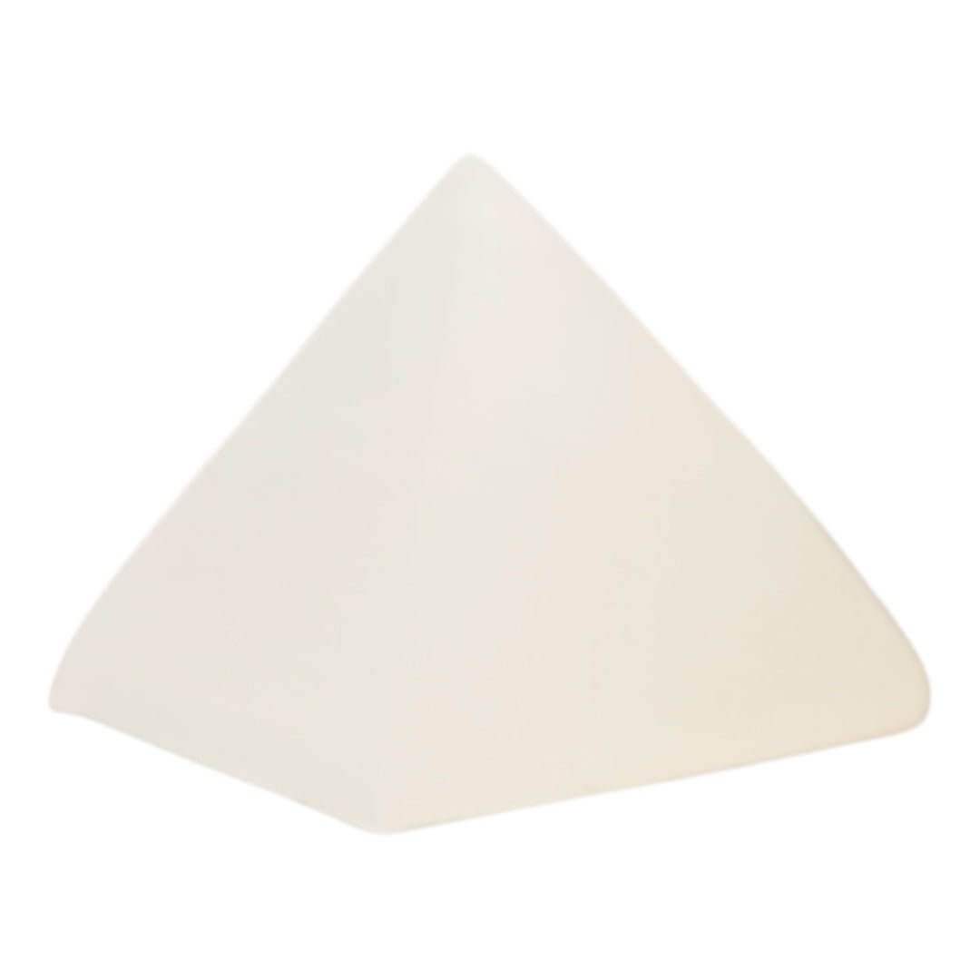 Pyramide aus Selenit – Ausdrucksstarkes Kristallobjekt für Wohn- und Meditationsräume