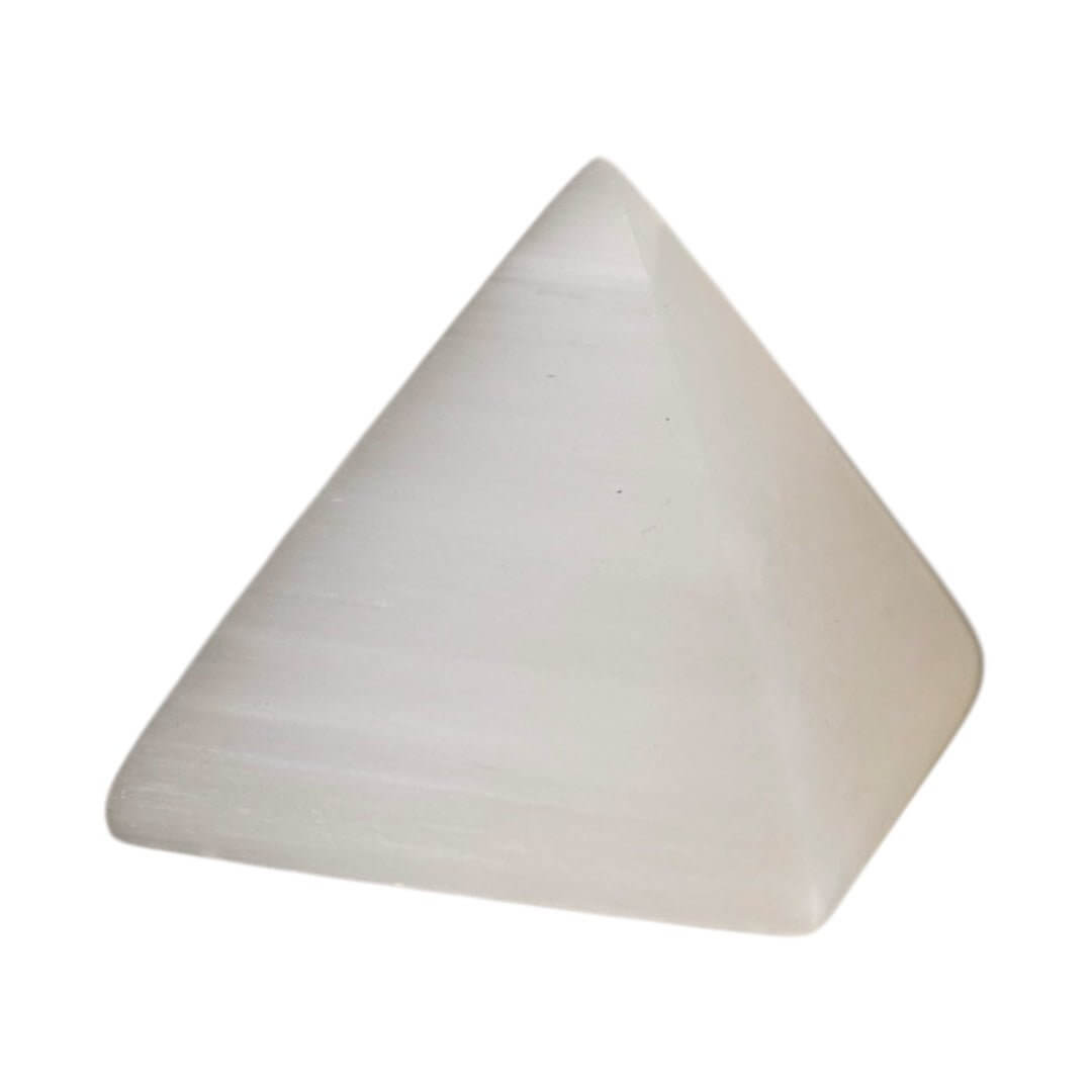 Pyramide aus Selenit – Ausdrucksstarkes Kristallobjekt für Wohn- und Meditationsräume