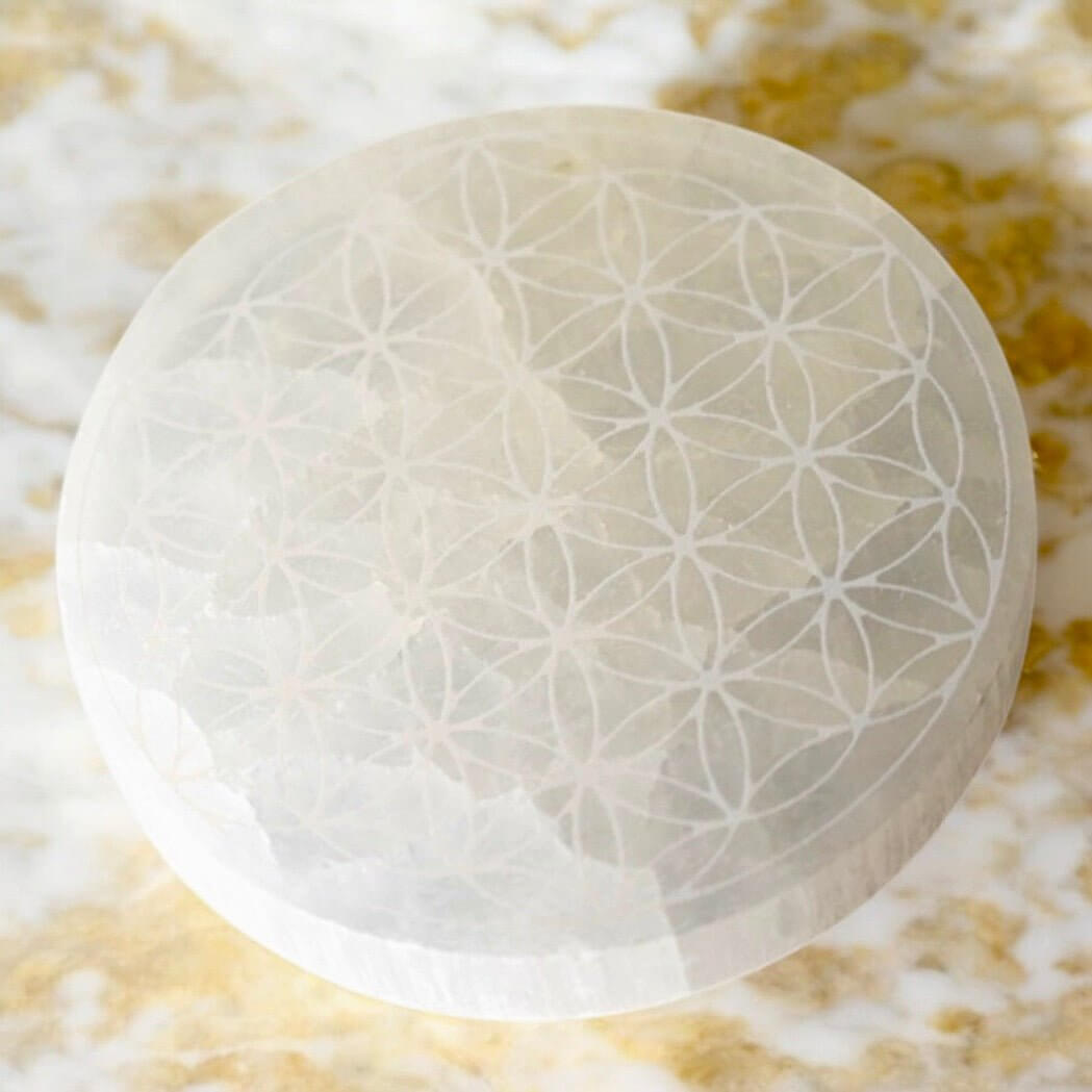 Selenit Scheibe mit Lebensblume – Charmantes Edelsteinstück für positive Energie