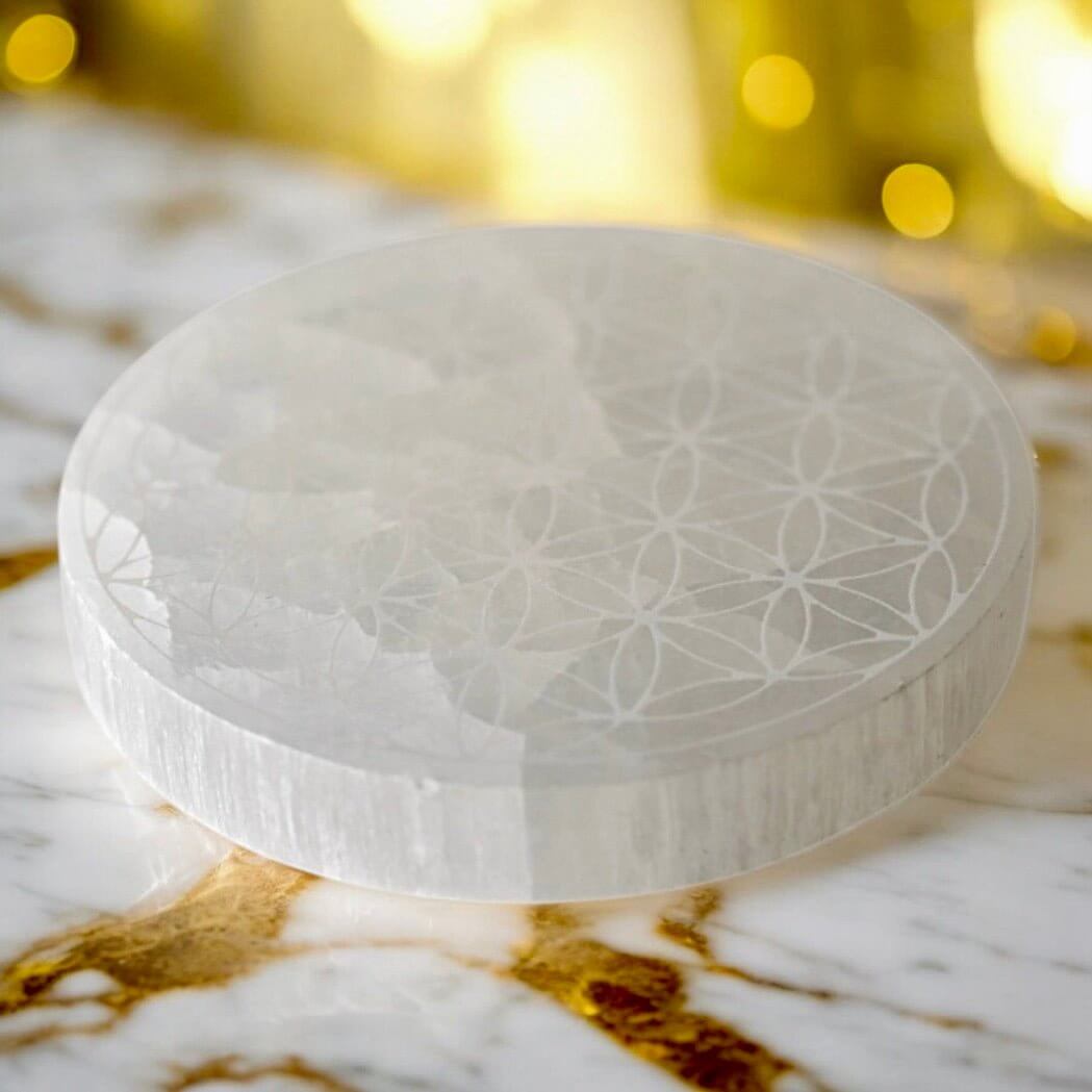 Selenit Scheibe mit Lebensblume – Charmantes Edelsteinstück für positive Energie