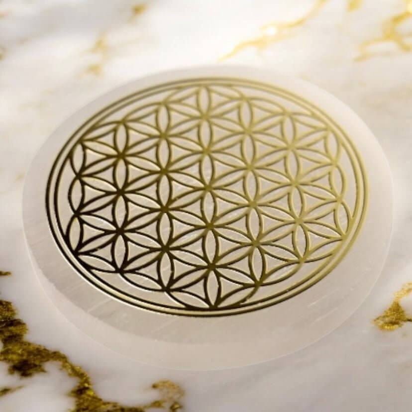 Selenit mit goldener Lebensblume – Kraftvolles Kristallobjekt für spirituelle Wohnakzente