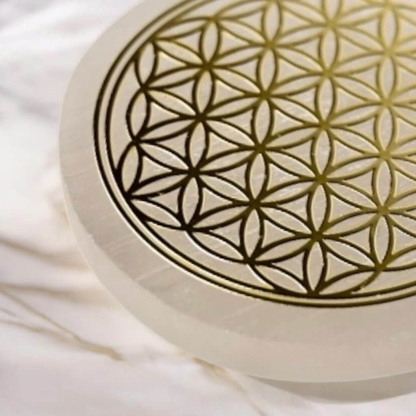 Selenit mit goldener Lebensblume – Kraftvolles Kristallobjekt für spirituelle Wohnakzente