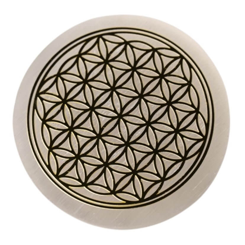 Selenit mit goldener Lebensblume – Kraftvolles Kristallobjekt für spirituelle Wohnakzente