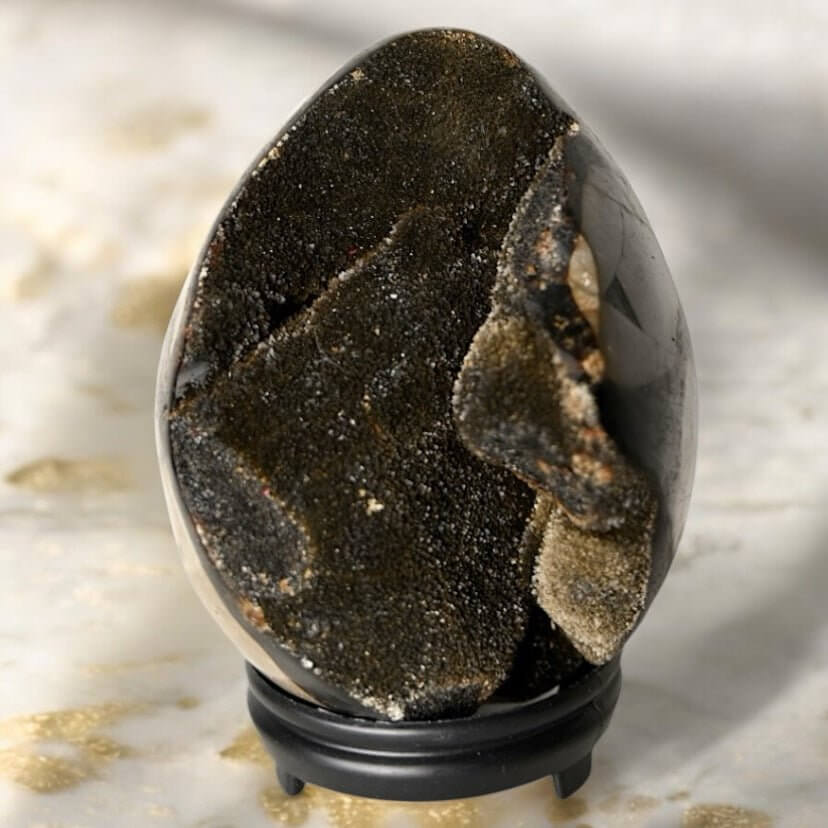 Großes Septarian Ei – Schwarze Drusen mit funkelnder Kristallstruktur