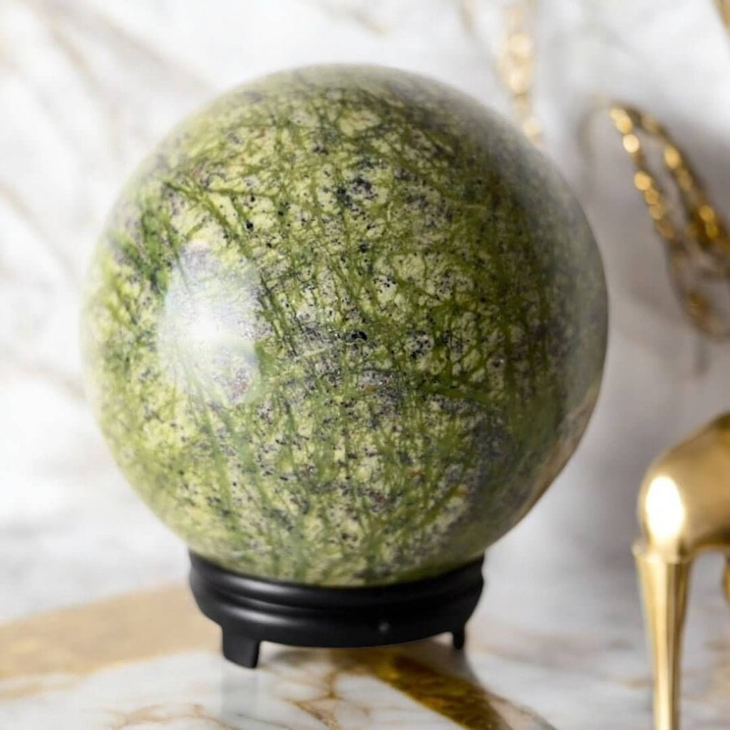 Große Serpentin-Kugel – beruhigendes Symbol für Ausgeglichenheit und seelisches Wohlbefinden
