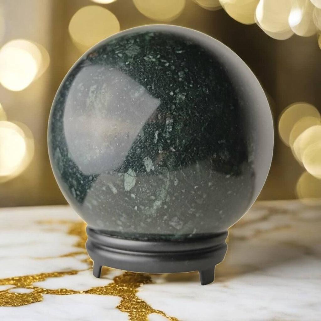 Große dunkelgrüne Serpentin-Kugel – beeindruckendes Edelsteinjuwel für Gelassenheit, Harmonie und Ausgeglichenheit