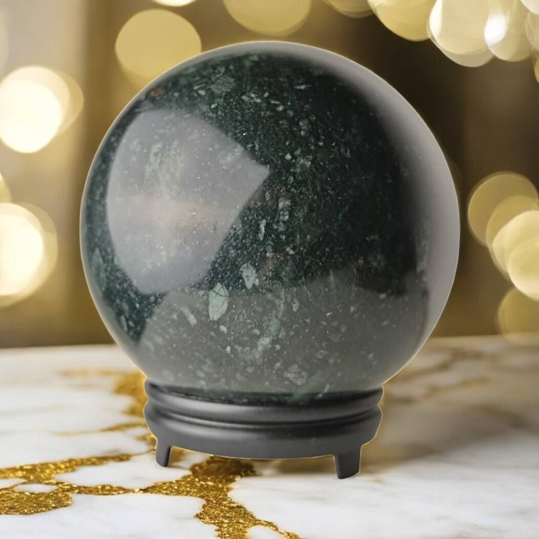 Große dunkelgrüne Serpentin-Kugel – beeindruckendes Edelsteinjuwel für Gelassenheit, Harmonie und Ausgeglichenheit