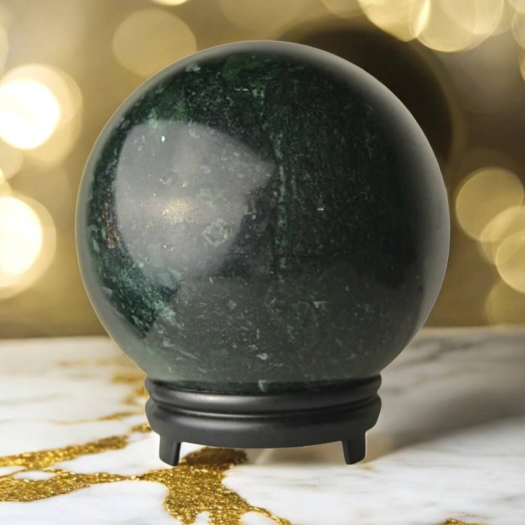 Große dunkelgrüne Serpentin-Kugel – beeindruckendes Edelsteinjuwel für Gelassenheit, Harmonie und Ausgeglichenheit
