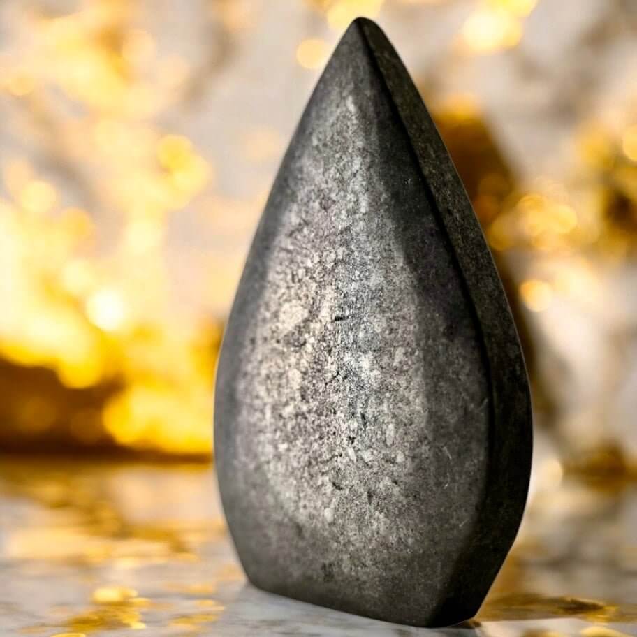 Shungit-Flamme – Stilvolles Edelsteinstück für Harmonie und Balance