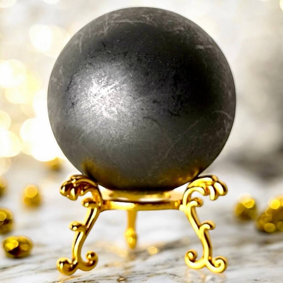 Shungit Kugel – polierter Edelstein für Schutz und Erdung