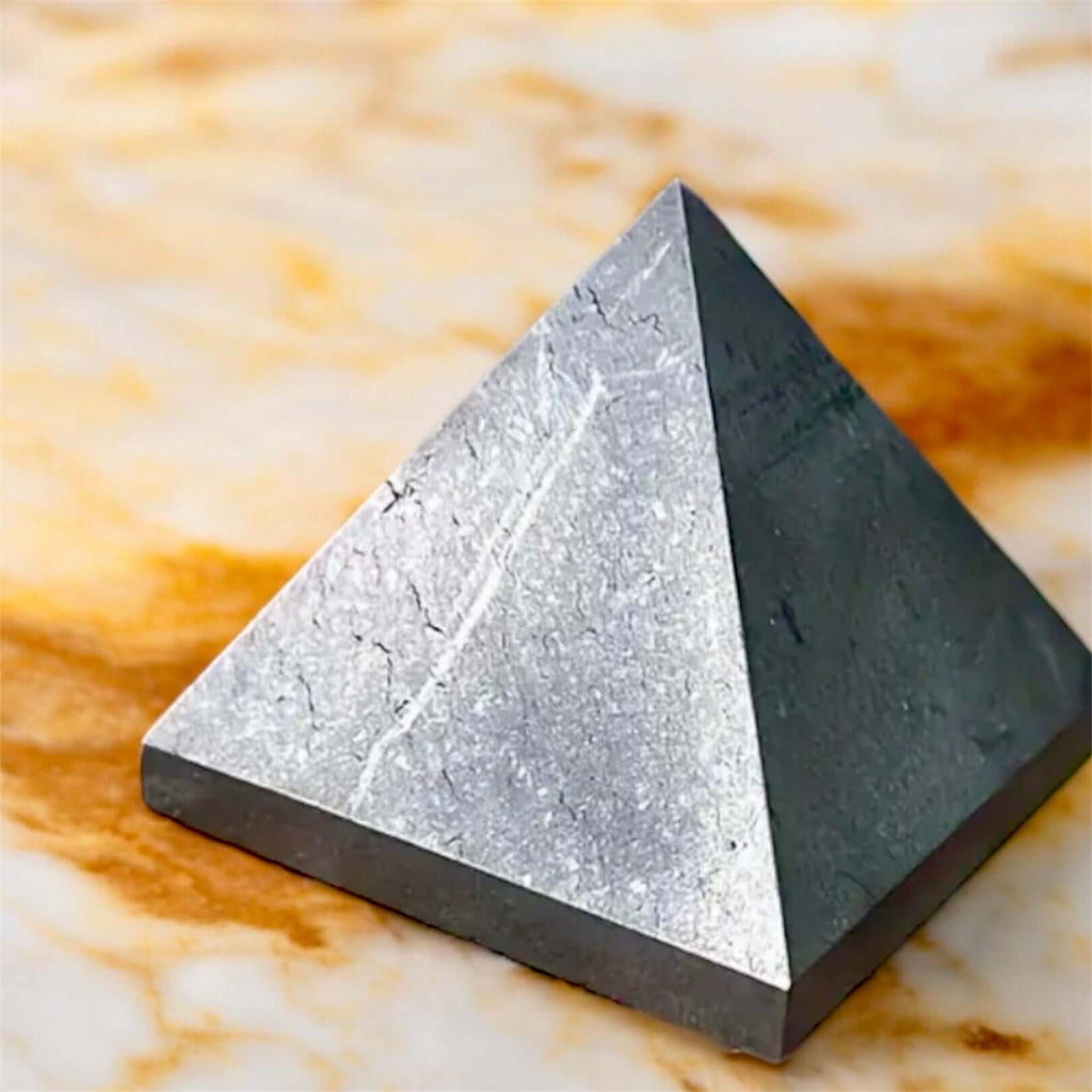 Shungit Pyramide – Kraftvolles Naturjuwel für Schutz und Balance