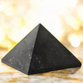 Shungit Pyramide – Kraftvolles Kristallobjekt für Ruhe und Ausgeglichenheit