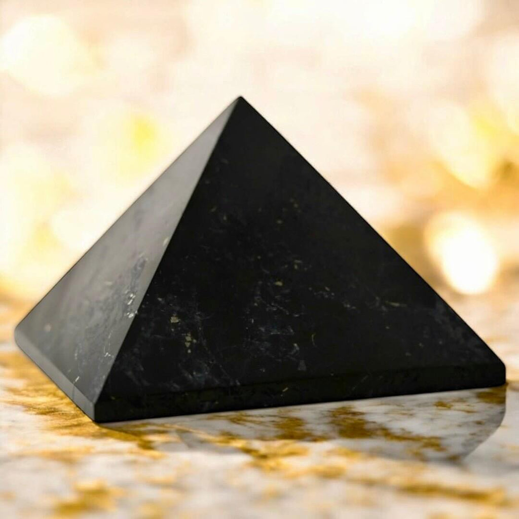 Shungit Pyramide – Kraftvolles Kristallobjekt für Ruhe und Ausgeglichenheit