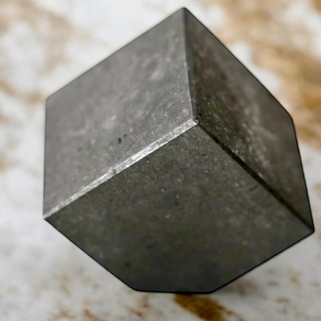Shungit Würfel – Kraftvolles Kristallobjekt für Ruhe und Balance