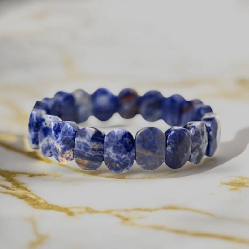 Facettiertes Sodalit Armband – Tiefblaues Naturjuwel für innere Klarheit und Fokus