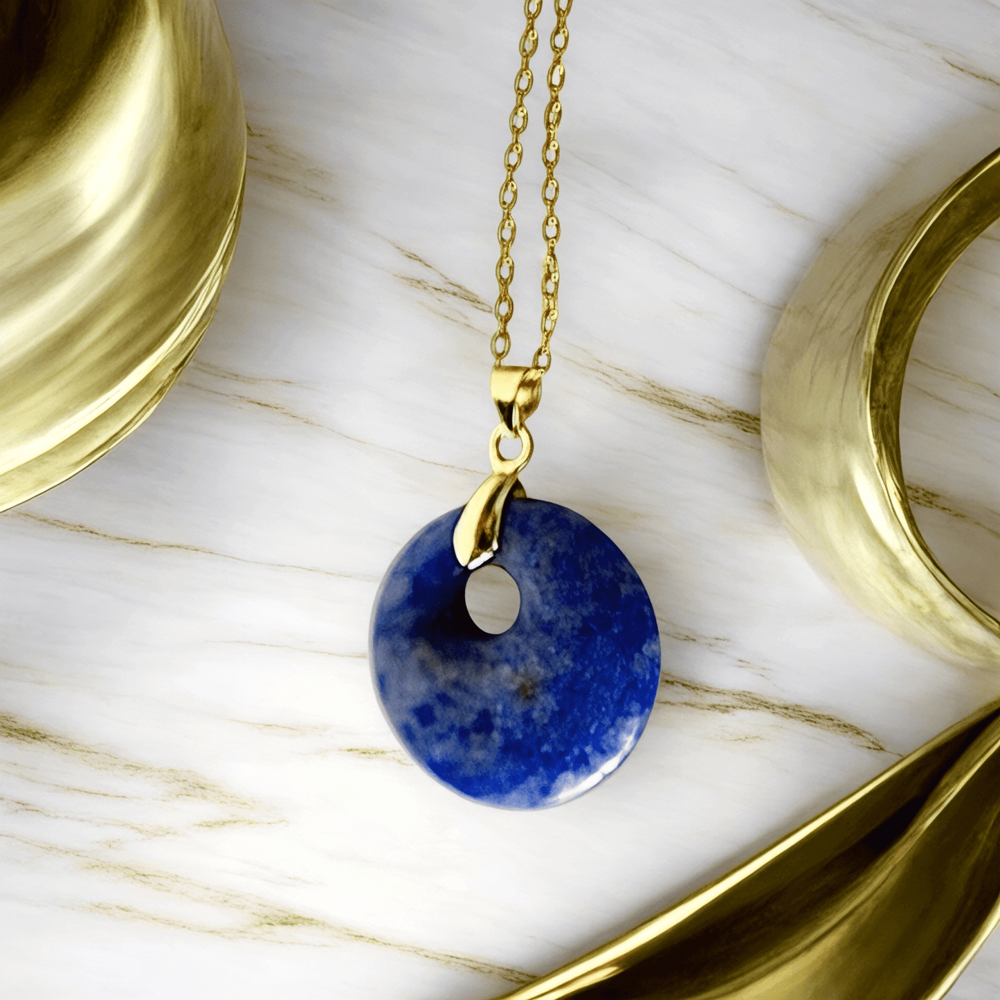Goldene Kette mit rundem Sodalit-Anhänger