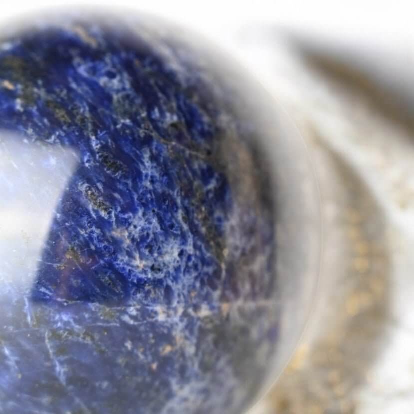 Große Sodalit-Kugel – kraftvolle Energie für Klarheit, Intuition und innere Ruhe