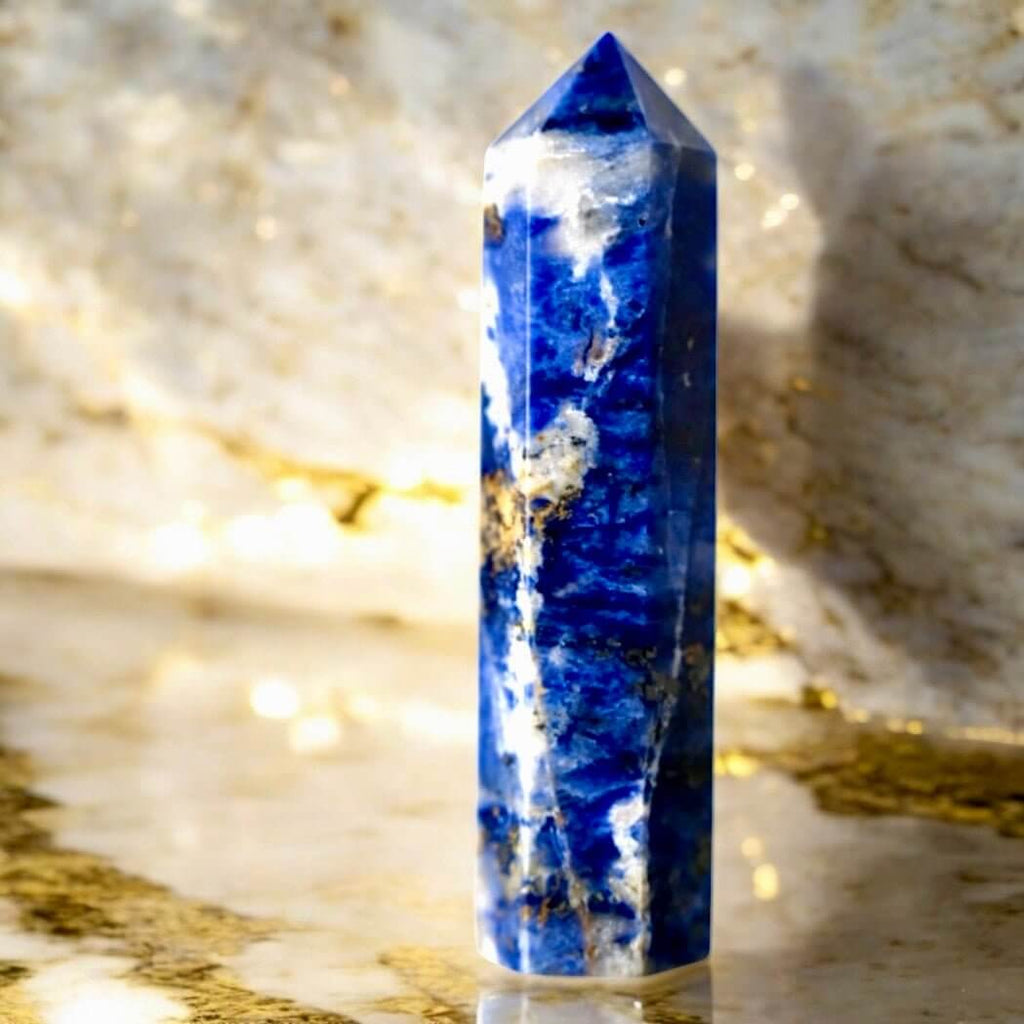 Sodalit Obelisk – kraftvolles Naturjuwel für Meditation und Achtsamkeit