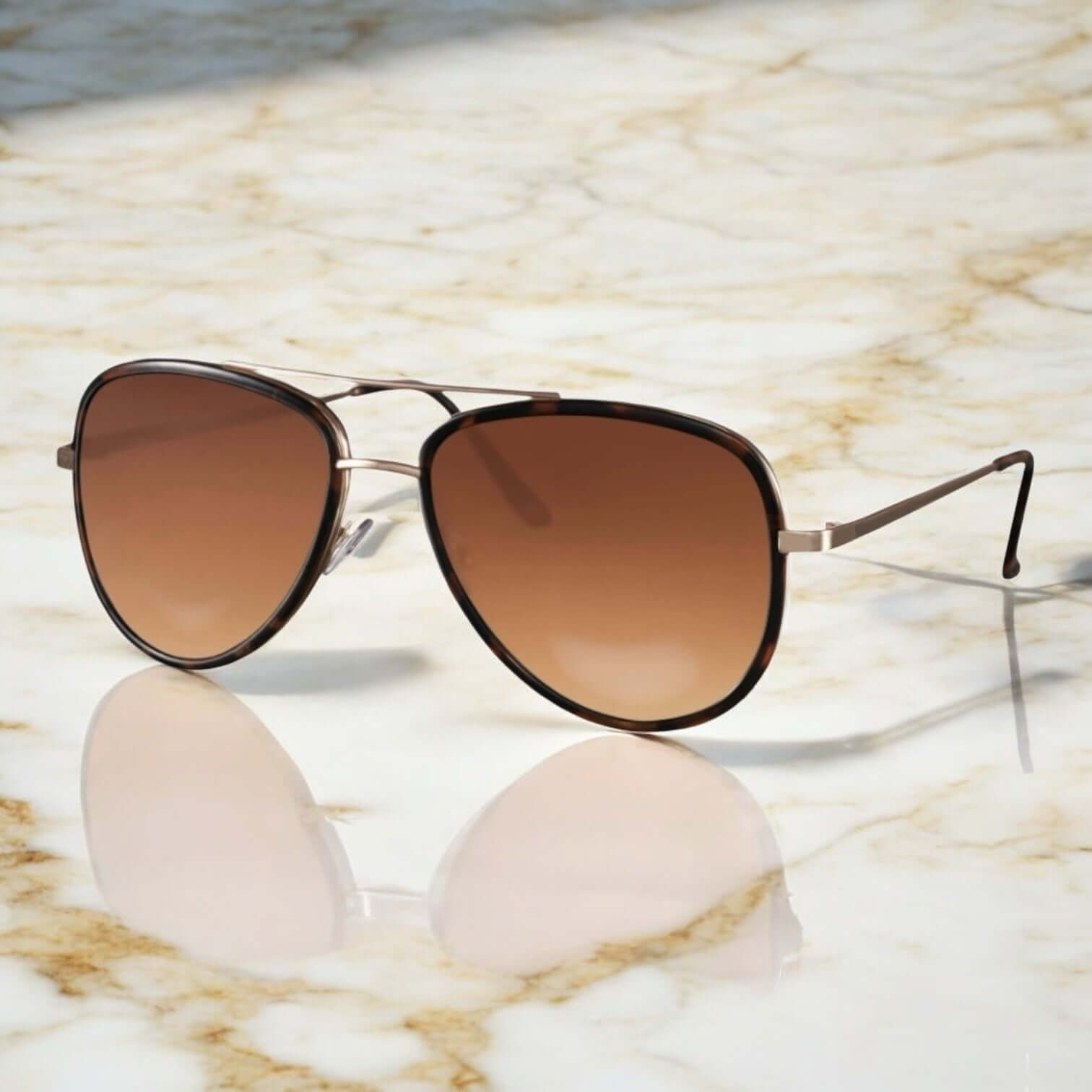 Auffällige braune Sonnenbrille mit Steg