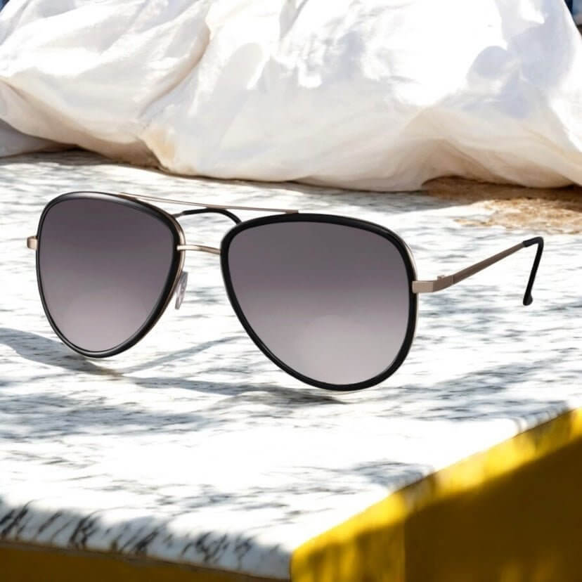 Auffällige schwarze Sonnenbrille mit Steg