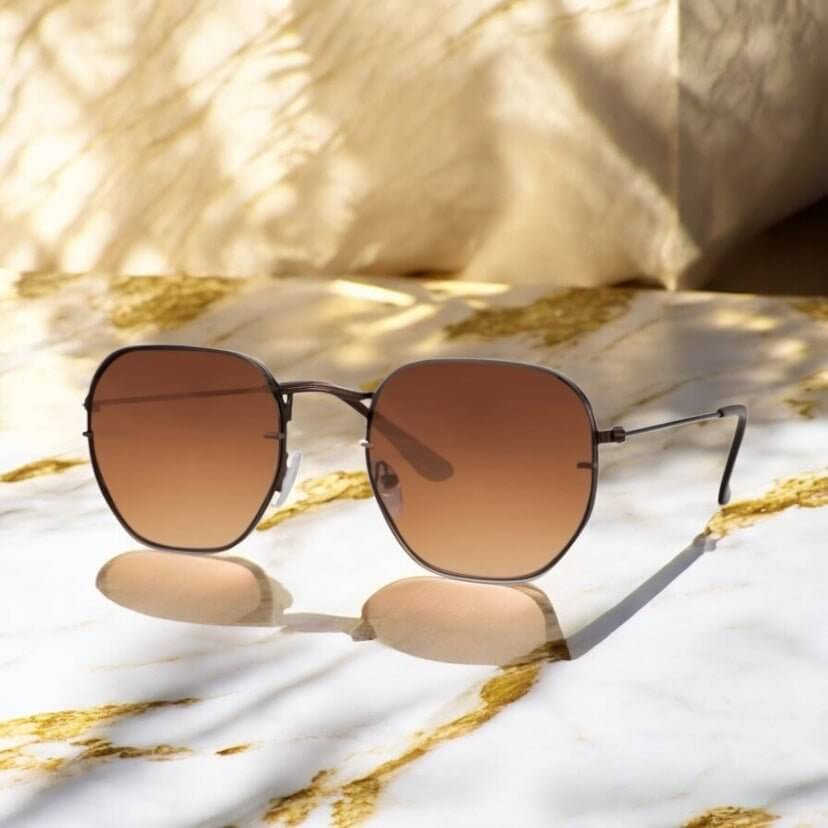 Braune Sonnenbrille mit schwarzem Rahmen