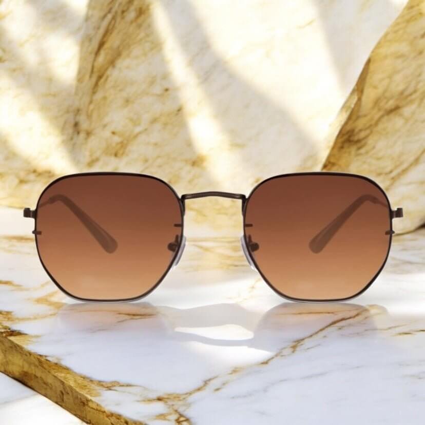 Braune Sonnenbrille mit schwarzem Rahmen