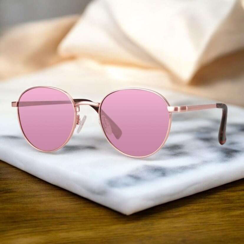 Roségoldene Sonnenbrille mit pinken Gläsern