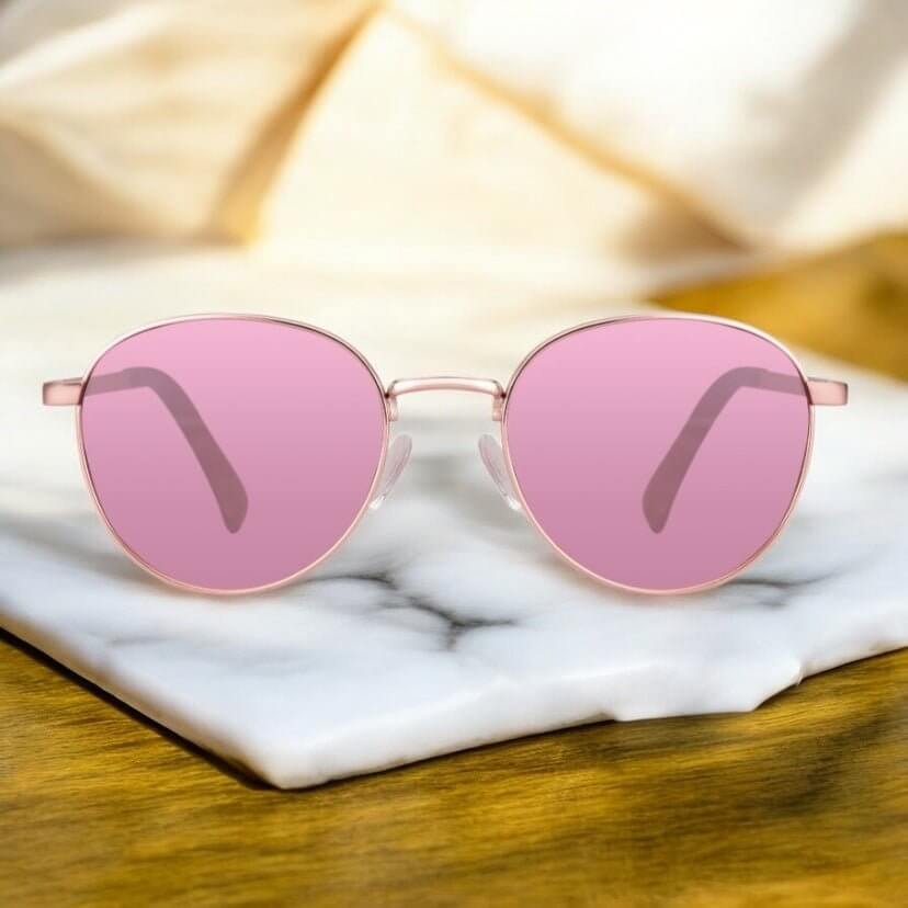 Roségoldene Sonnenbrille mit pinken Gläsern