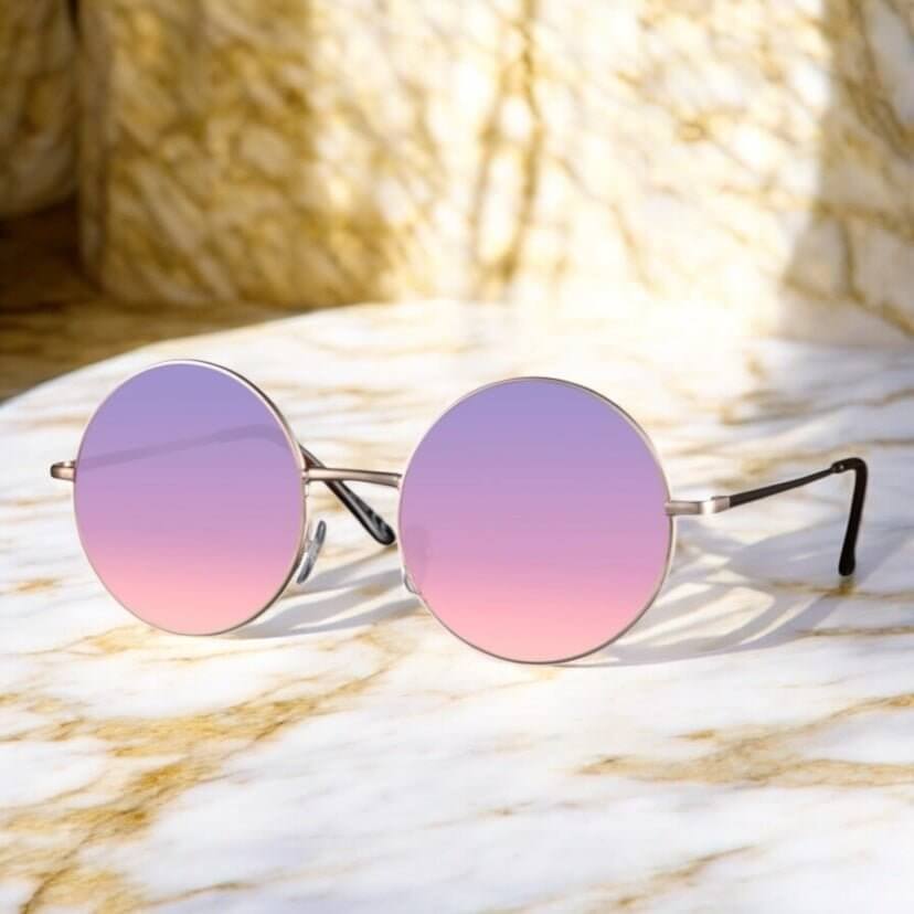 Silberne Sonnenbrille mit rosa Gläsern