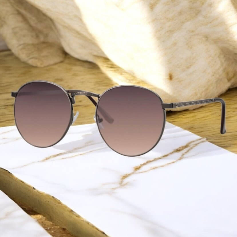 Schwarze Sonnenbrille mit gemustertem Steg