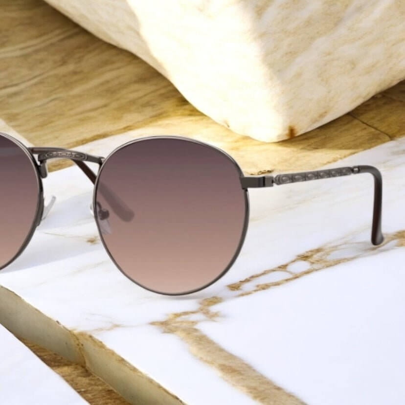 Schwarze Sonnenbrille mit gemustertem Steg