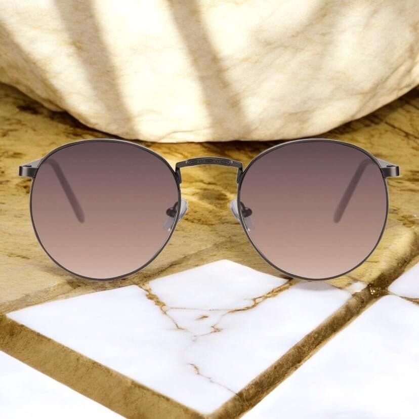 Schwarze Sonnenbrille mit gemustertem Steg