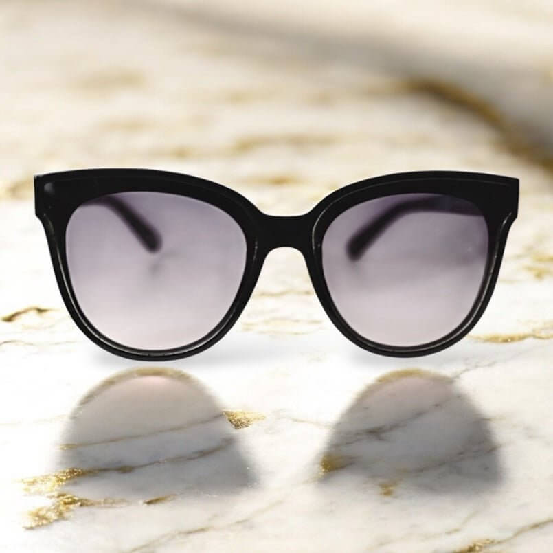 Schwarze Sonnenbrille mit glitzernder Fassung