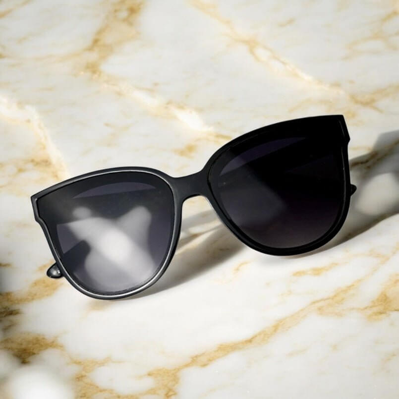 Schwarze Sonnenbrille mit glitzernder Fassung