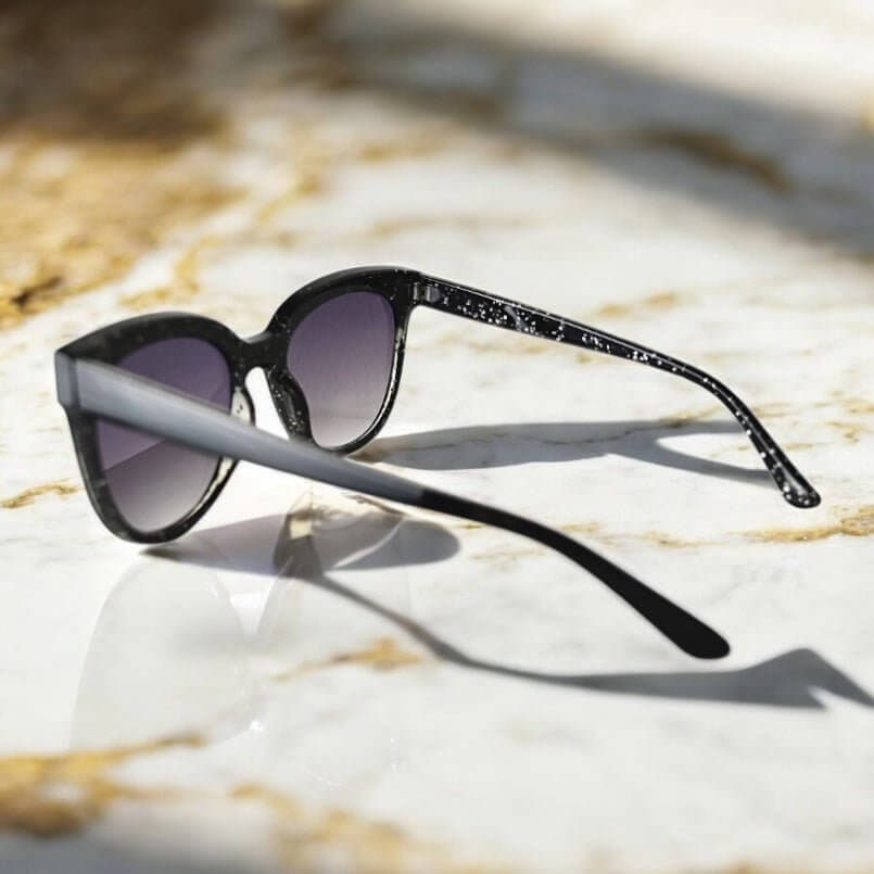 Schwarze Sonnenbrille mit glitzernder Fassung