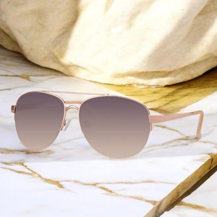 Helle Sonnenbrille mit Steg