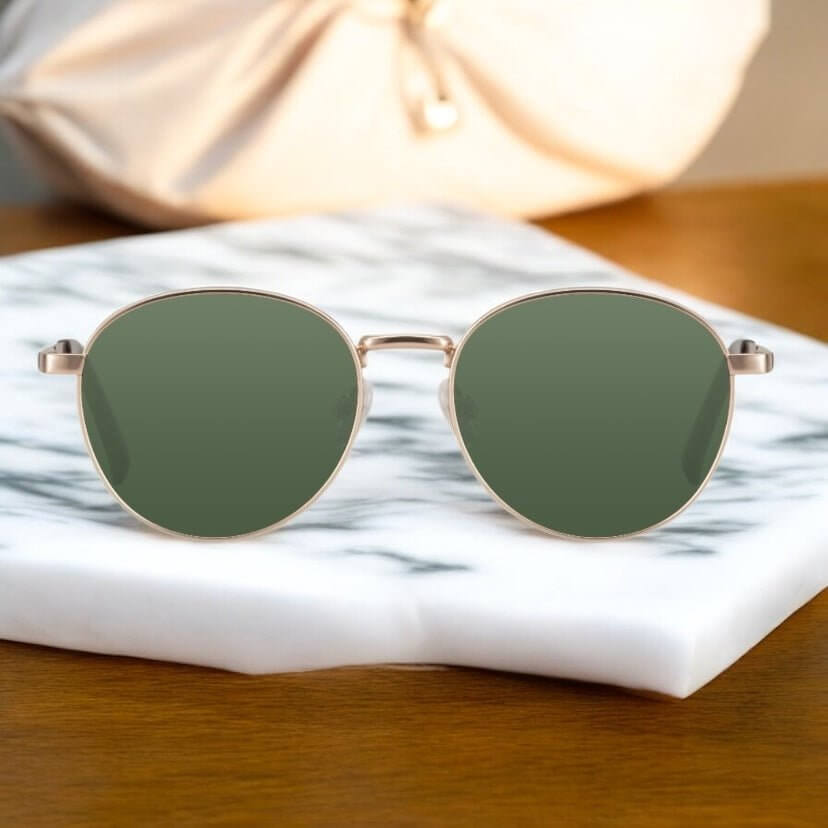 Roségoldene Sonnenbrille mit grünen Gläsern