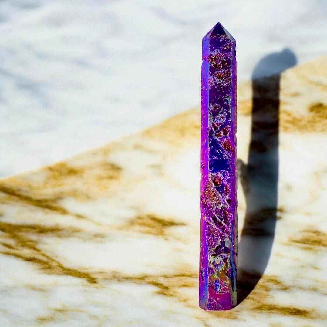 Lila Aura Sphalerit Obelisk - Funkelndes Highlight in den kräftigsten Farben
