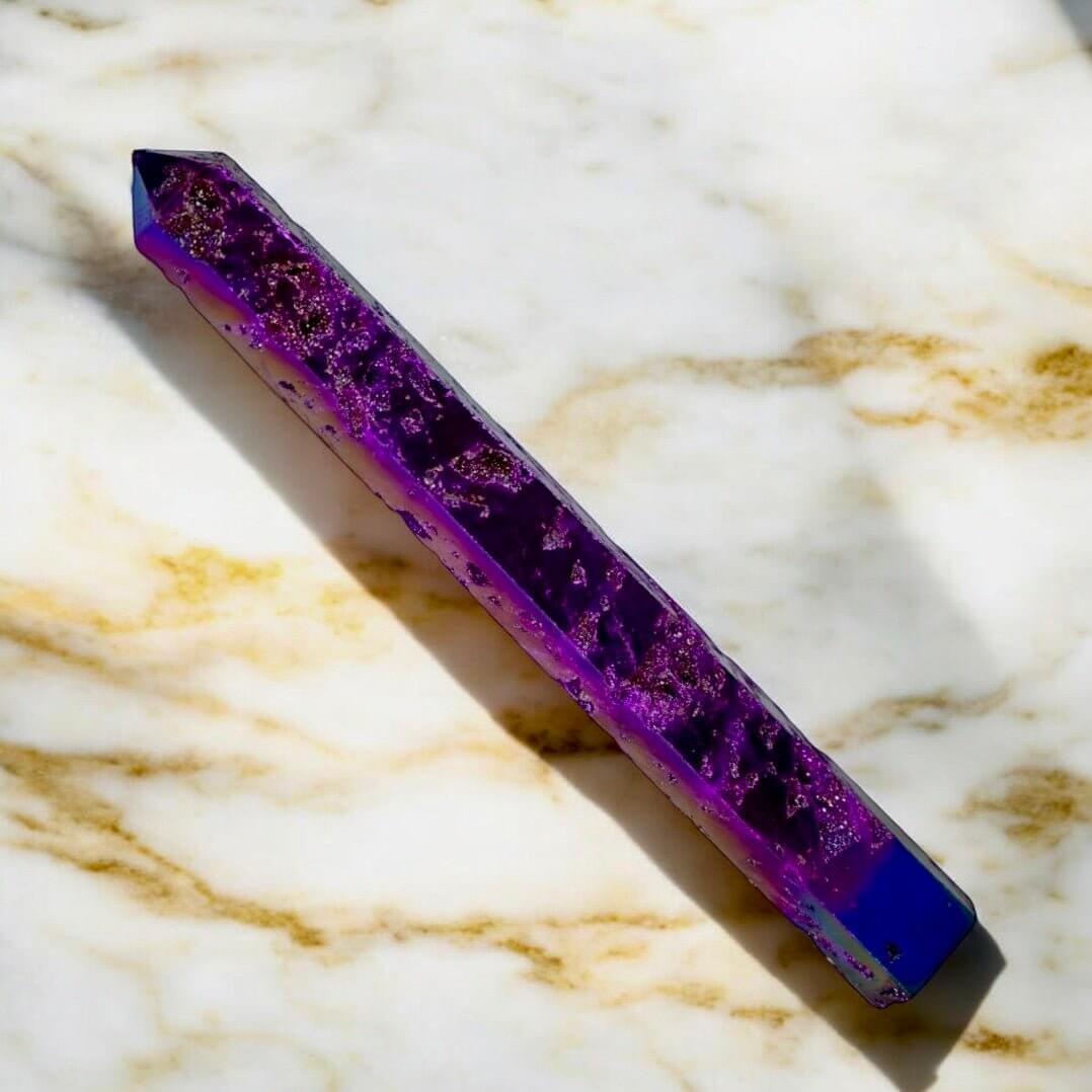 Lila Aura Sphalerit Obelisk - Funkelndes Highlight in den kräftigsten Farben