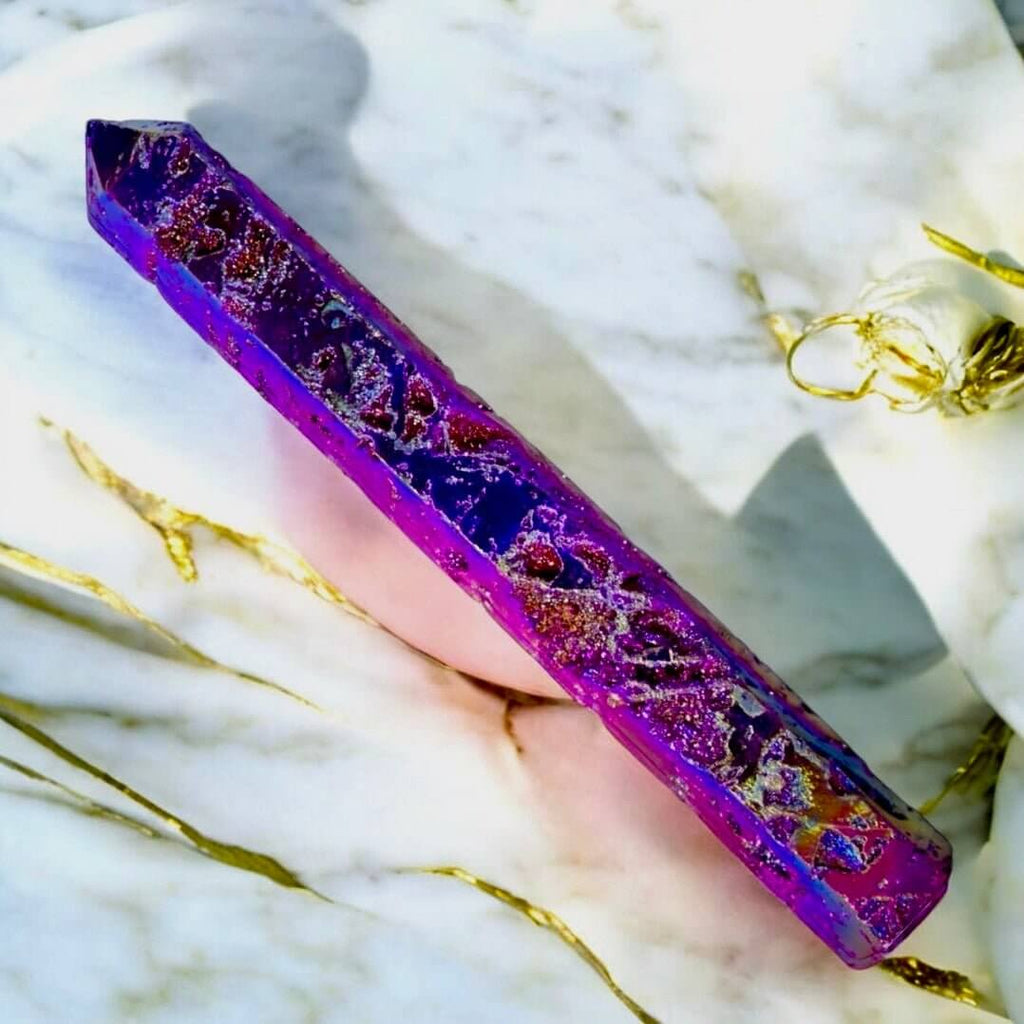 Lila Aura Sphalerit Obelisk - Funkelndes Highlight in den kräftigsten Farben