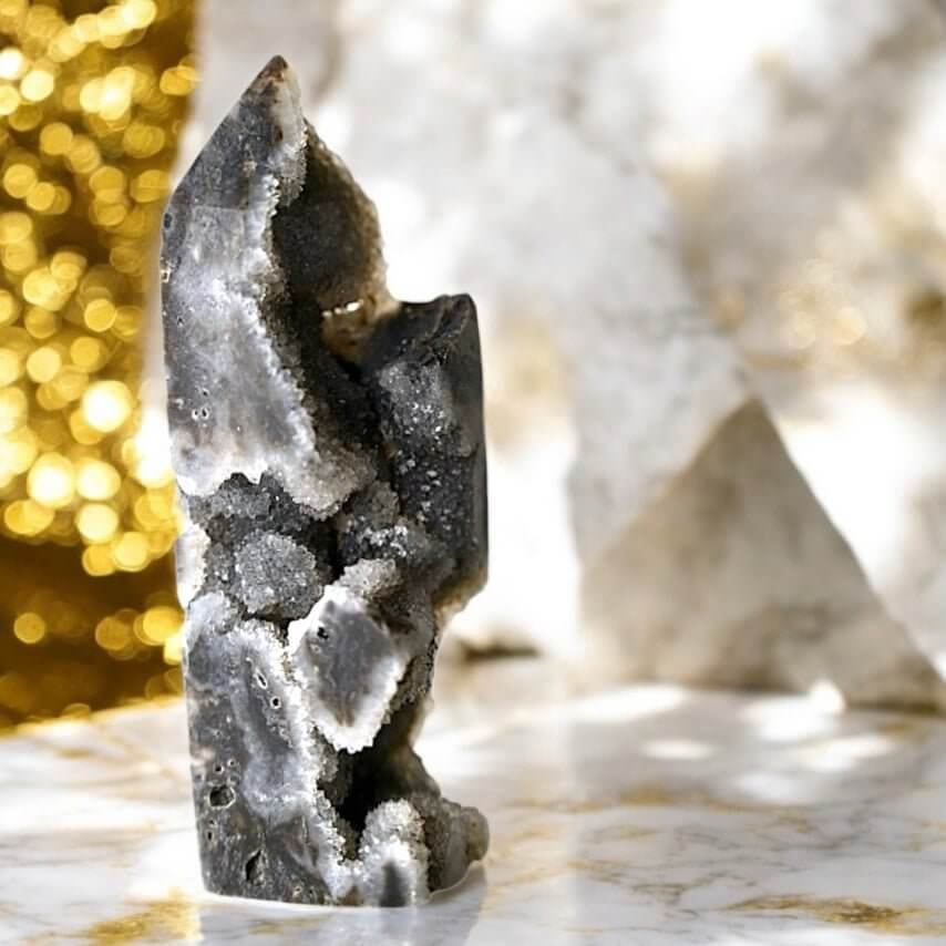 Grauer Sphalerit-Obelisk – eleganter Edelstein für Zentrierung, innere Ruhe und Balance