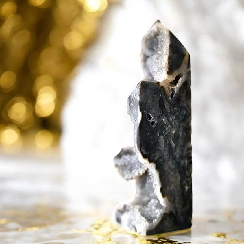 Grauer Sphalerit-Obelisk – eleganter Edelstein für Zentrierung, innere Ruhe und Balance