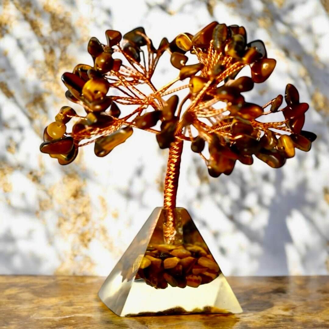 Baum aus Tigerauge auf Kristallpyramide – Ausdrucksstarkes Edelsteinstück für Selbstvertrauen